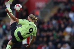 Haaland ghi siêu phẩm, Man City vùi dập Southampton, gây áp lực với Arsenal