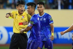 Vụ trọng tài Trương Hồng Vũ ‘bẻ còi’: V-League cần VAR nhưng VAR có đủ giải quyết vấn đề?
