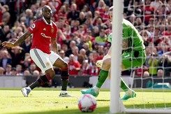 Wan-Bissaka gây sốc với pha bỏ lỡ khó tin, fan cũng phải kêu trời
