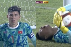 Văn Chuẩn gánh hàng thủ đến nỗi tóe máu, chưa bao giờ U22 Việt Nam bị Lào ép sân tới thế