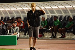 Gu thời trang của HLV Campuchia gây bão mạng, ăn mặc như... đi biển khi chỉ đạo ở SEA Games