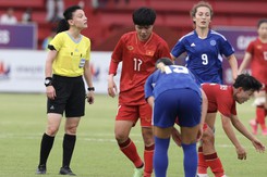 Nữ trọng tài cực ngầu gây tranh cãi lớn khi không cho ĐT Việt Nam hưởng penalty