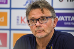 HLV Troussier: ‘Dù thua nhưng tôi không mất niềm tin vào các cầu thủ’