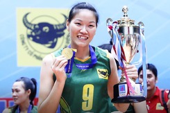 Tượng đài bóng chuyền Ngọc Hoa sinh con gái đầu lòng ở tuổi 36, dân mạng tin đã có truyền nhân
