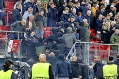 Sốc trước cảnh người nhà cầu thủ West Ham bị CĐV côn đồ AZ Alkmaar tấn công