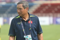 Bất ngờ với phương tiện của HLV Mai Đức Chung: Buộc vali lên xe máy đi hội quân cùng ĐT nữ Việt Nam