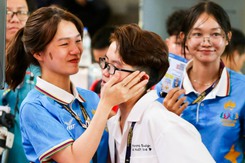 Nữ trọng tài xinh đẹp rơi nước mắt khi Việt Nam giành Huy chương vàng đầu tiên ở SEA Games 32
