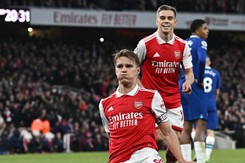 Thắng áp đảo Chelsea, Arsenal giật ngôi đầu bảng từ tay Man City, khiến Guardiola gặp áp lực cực lớn