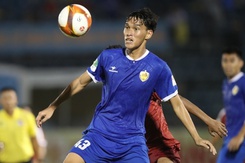 Trung vệ cao gần 1m9 ghi bàn như siêu tiền đạo, HLV Troussier có nhân tài mới cho tuyển Việt Nam
