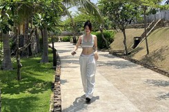 Người yêu tiền vệ HAGL khoe dáng nuột nà cùng bikini