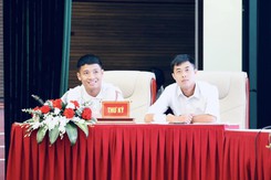 Đảng viên Bùi Tiến Dũng đẹp trai, cười rạng ngời khi đứng vai thư ký Đại hội Công đoàn ở Viettel