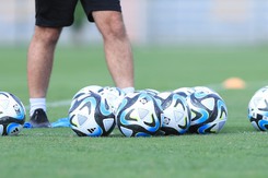 Thầy trò HLV Mai Đức Chung thích thú làm quen bóng thi đấu World Cup
