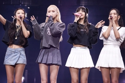 Gấu bông gắn camera theo dõi fan tặng Blackpink: Sự nguy hiểm của những món quà