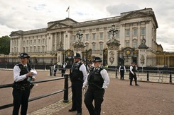Cảnh sát Anh bắt giữ đối tượng mang hung khí vào Cung điện Buckingham