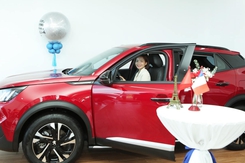 Nguyễn Thị Oanh rạng rỡ trong ngày chính thức nhận xe Peugeot 2008 hơn 900 triệu