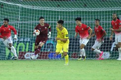 Hết bay người đẩy ra ngoài rồi dùng chân phá bóng, Văn Lâm khiến HLV Troussier ưng ý