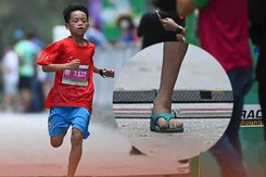 Cậu bé 11 tuổi đi dép lê chạy vô địch giải 5km gây sốt cộng đồng mạng, cha mẹ lên tiếng trần tình