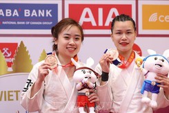 Hai cô gái Việt Nam mang nón quai thao, khăn mỏ quạ lên sàn đấu, ẵm luôn huy chương SEA Games 32