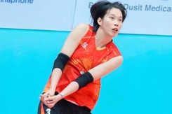 Thanh Thúy bay người ra khỏi sân đấu, ngã sóng xoài cứu bóng, giúp bóng chuyền Việt Nam hạ Thái Lan