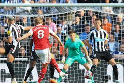 Odegaard lập siêu phẩm, Arsenal thắng thuyết phục Newcastle, thu hẹp khoảng cách với Man City