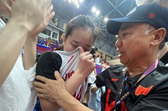 Cặp song sinh của bóng rổ Việt Nam nén nỗi đau mất người thân để giành HCV SEA Games 32