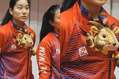 Chị em Việt kiều họ Trương cực đáng yêu khi nhận huy chương, giấu linh vật SEA Games ở vị trí khó đỡ