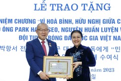 Trao Kỷ niệm chương vì hòa bình, hữu nghị giữa các dân tộc tặng ông Park Hang-seo