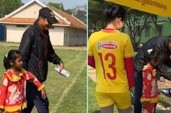 HLV Mai Đức Chung tặng kẹo cho em bé Campuchia trên sân tập khiến CĐV Việt Nam tấm tắc khen