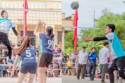 ‘Khủng long’ Bích Tuyền đập bóng như sấm sét, một tay ‘gánh team’ giúp đội nhà vô địch giải làng
