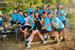Dàn tuyển thủ nữ Việt Nam đi chill với tiệc nướng ngoài trời, Huỳnh Như nổi bật nhất