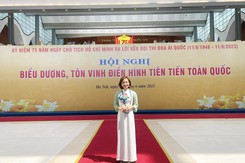 Nguyễn Thị Oanh duyên dáng với áo dài khi vinh dự nhận bằng khen từ Thủ tướng