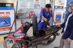 Giá xăng giữ nguyên, giá dầu biến động nhẹ