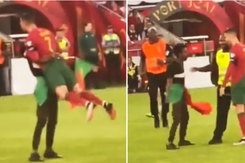 Fan cuồng có hành động lạ với Ronaldo ở trận Bồ Đào Nha vs Bosnia 