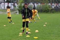 Huỳnh Như, Thanh Nhã ‘đội mưa’ tập luyện chờ ngày đấu U23 Ba Lan