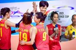Fan phấn khích khi Thanh Thúy làm phiên dịch viên cho HLV Tuấn Kiệt ở AVC Challenge Cup 2023
