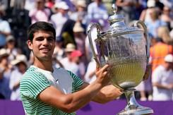 Carlos Alcaraz sẵn sàng thách thức Djokovic ở Wimbledon nhờ tiến bộ trên sân cỏ