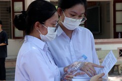 Kỳ thi tốt nghiệp THPT 2023: Đình chỉ thi 2 thí sinh chụp ảnh đề thi Văn, Toán gửi qua mạng