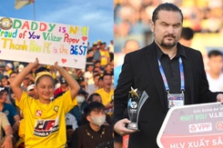 Tan chảy với hình ảnh con gái HLV Popov cầm biểu ngữ: ‘Bố là số 1. Thanh Hóa FC xuất sắc nhất’