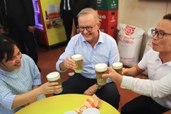Thủ tướng Australia Anthony Albanese uống bia hơi, ăn bánh mì truyền thống Hà Nội