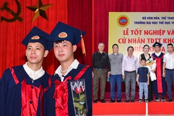 Văn Quyết nhận bằng huấn luyện, vẫn là chân sút nội tốt nhất V-League trong khi bị treo giò