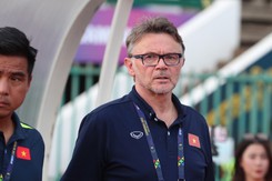 HLV Troussier cũng thật... khó lường!