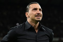 Ibrahimovic bật khóc trong ngày tuyên bố giải nghệ, khép lại hành trình 24 năm chơi bóng đỉnh cao