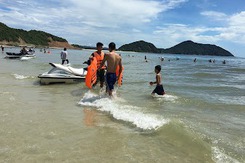 Tắm biển Quan Lạn, 4 du khách ở quận Hoàng Mai gặp nạn