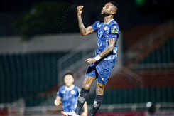 Hoàng Vũ Samson sút xa khó tin tung lưới SLNA, ghi bàn đẹp nhất vòng 11 V-League