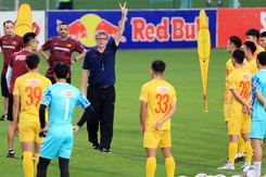 Tiêu chuẩn kỳ lạ của HLV Troussier