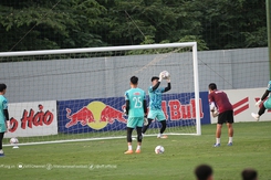 HLV Troussier cho Nguyên Mạnh thôi tập trung đội tuyển Việt Nam