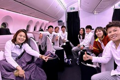 ĐT nữ Việt Nam được tiếp sức ngay tại sân bay để tiếp tục hành trình chinh phục World Cup