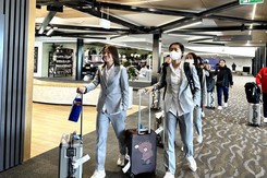 Thầy trò HLV Mai Đức Chung đến New Zealand sau ba chặng bay, chờ đấu tập với đội chủ nhà