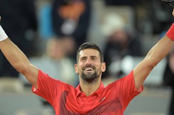 Ngược dòng hạ Zverev, Djokovic đối đầu Sinner ở bán kết Roland Garros 2025