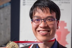 Lê Quang Liêm đứng trên nhà vô địch World Cup ở BXH cờ vua thế giới